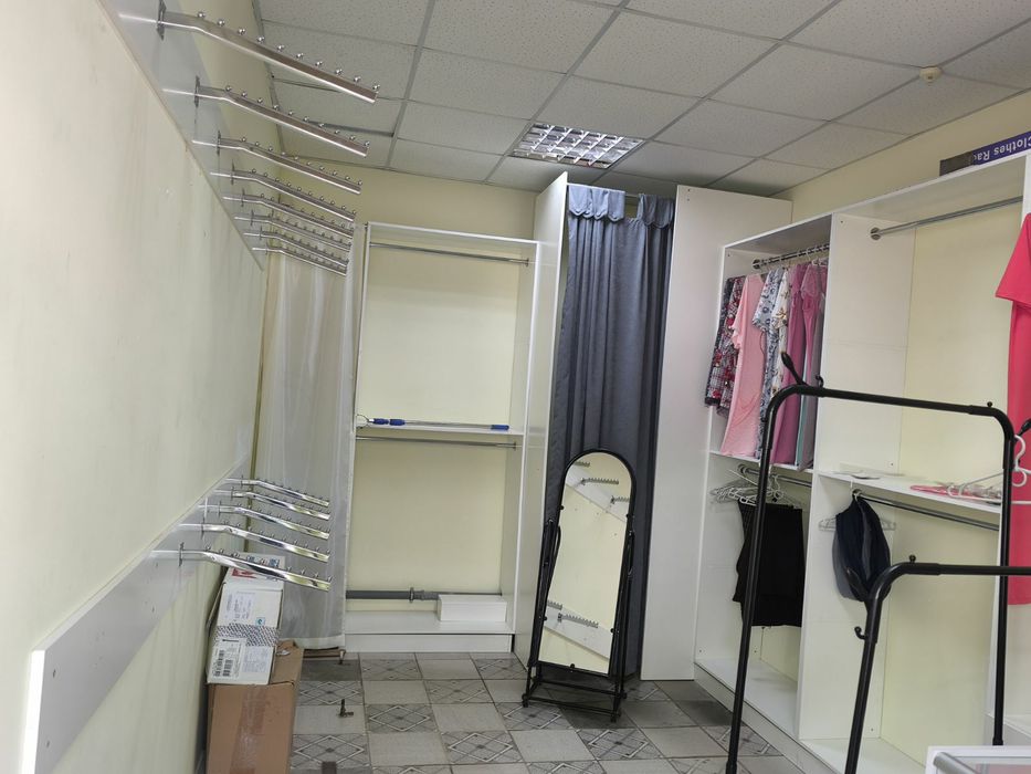 Продаються меблі для магазину