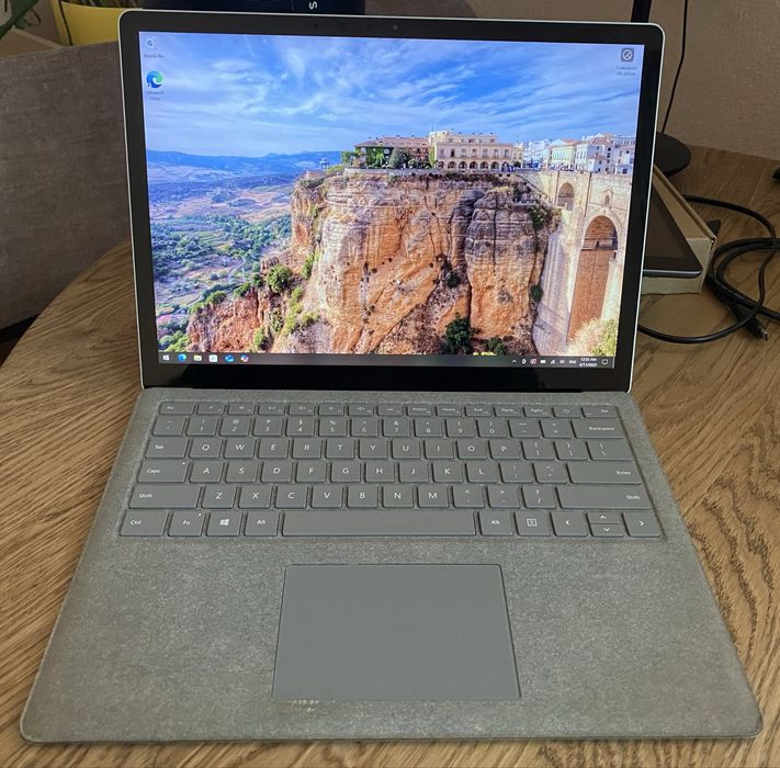 Microsoft Surface Laptop 2 + Windows ліцензія активований