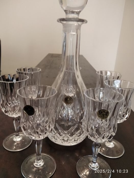 Garrafa e copos de cristal