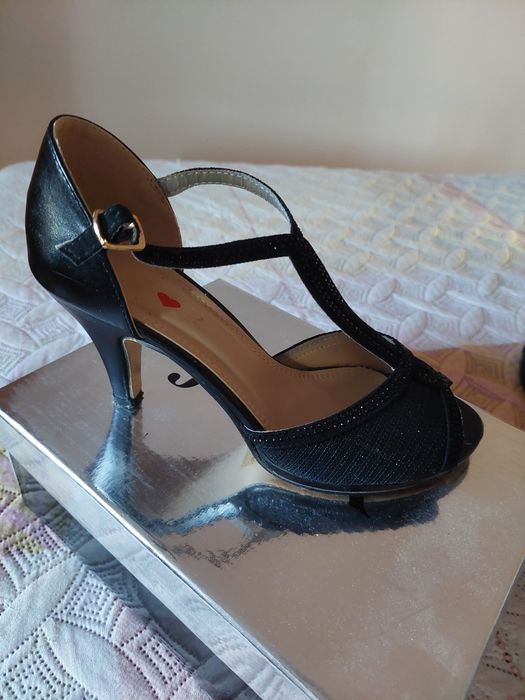 Sandália de salto alto