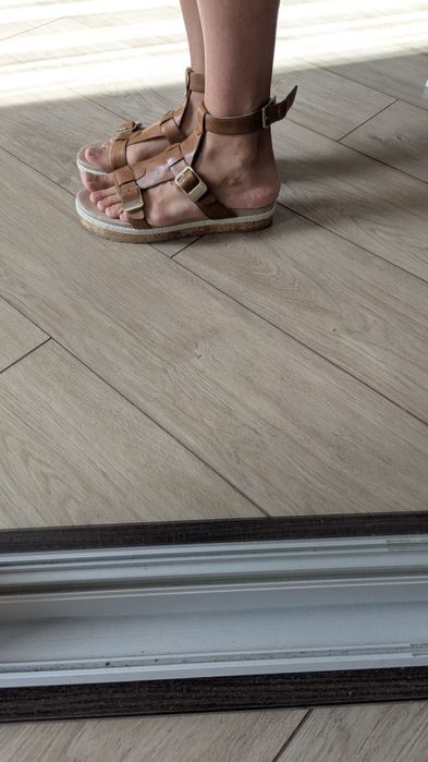 Босоніжки, шкіряні сандалі