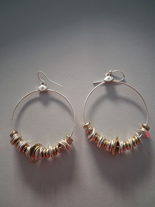 Argolas/Brincos prateados e dourados, marca Pedra Dura.