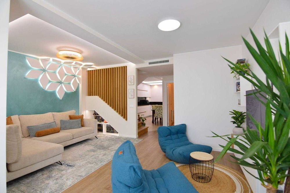 Całkowicie odnowiony bliźniak z 3 sypialniami i biurem. Taras i balkon