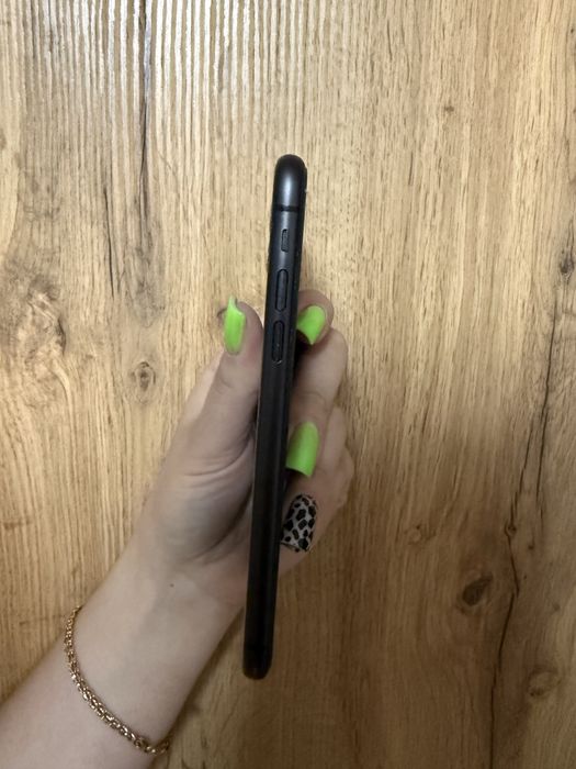 Телефон IPhone 11