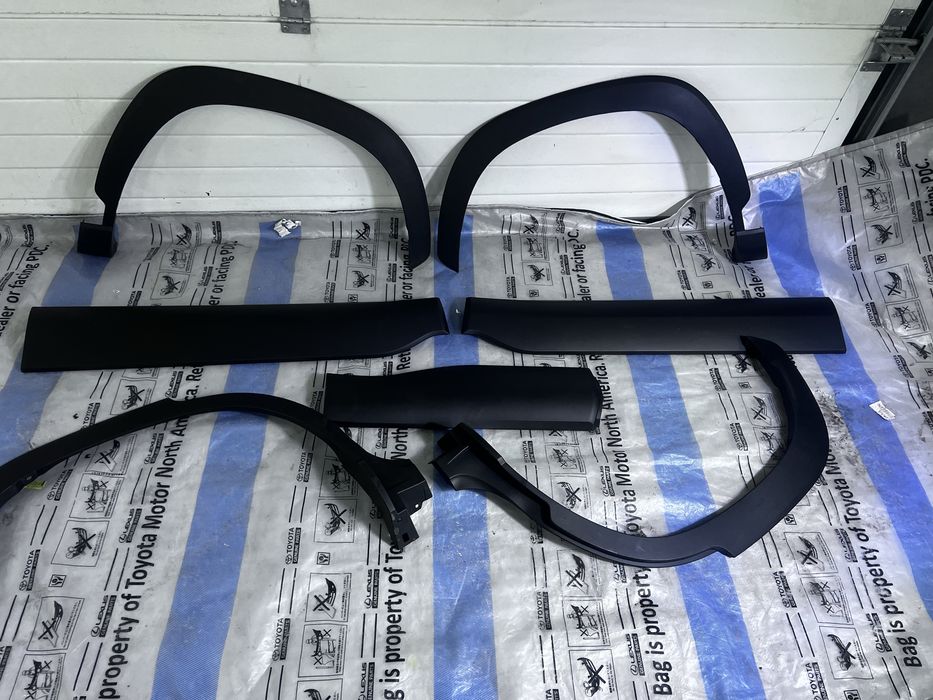 Toyota corolla cross листва молдинг 7560216010 7560116010  7560516010