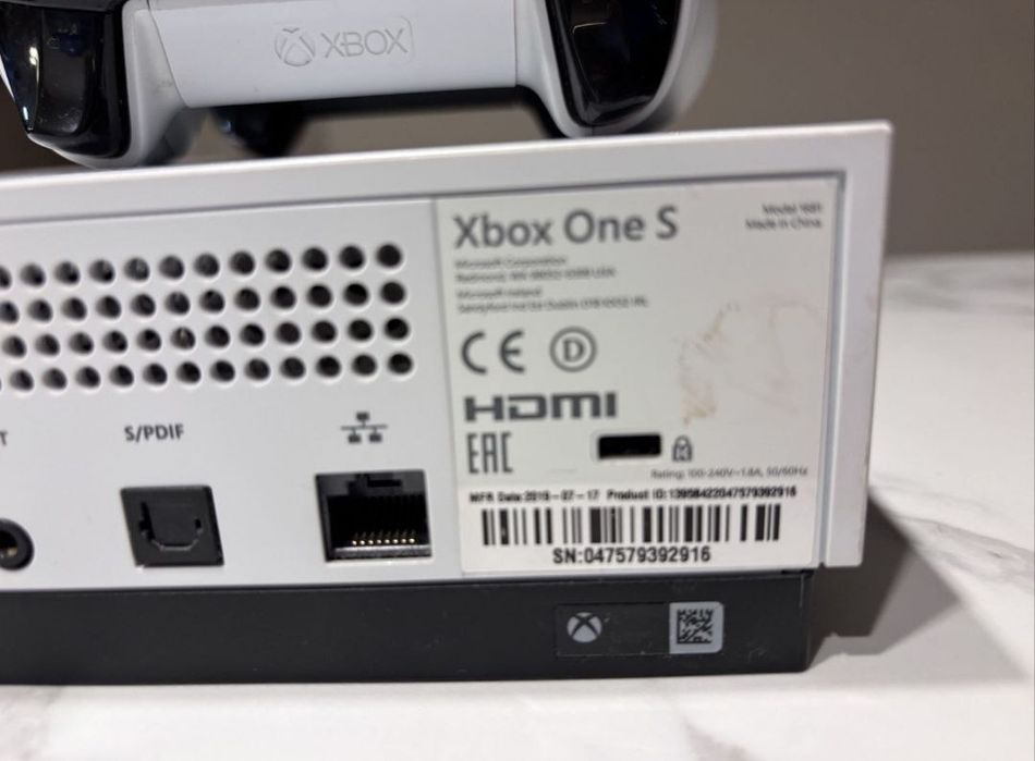 Xbox One S + dwa pada -1 TB