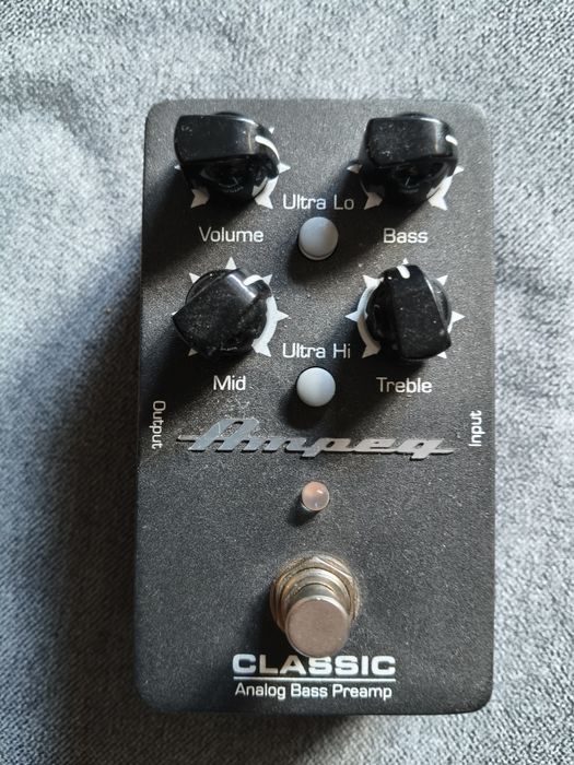 Ampeg preamp basowy.