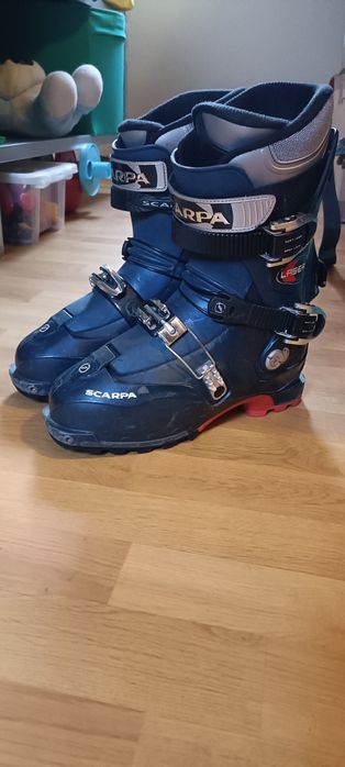 Buty narciarskie, kaski