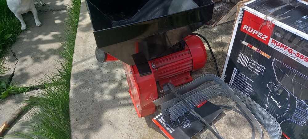 Зерноподрібнювач RUPEZ 3550
