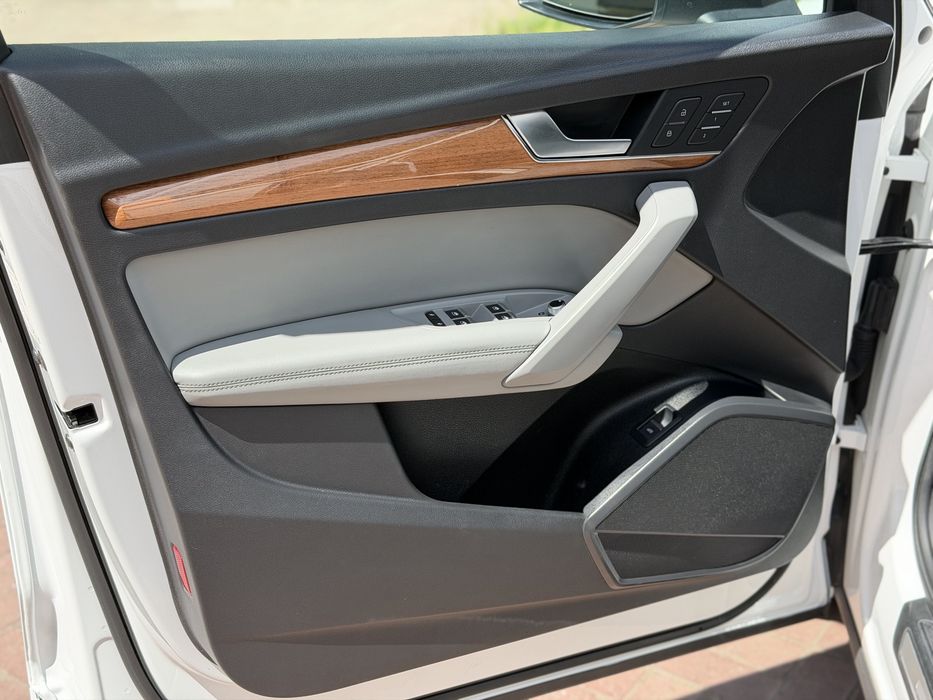 Продам AUDI Q5 Premium Plus