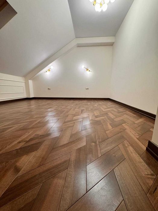 Продається просторий  будинок в Центрі