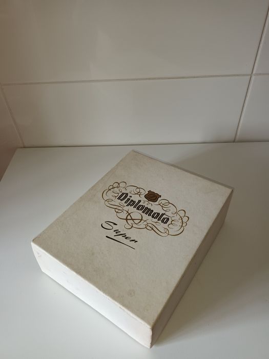 Caixa de envelopes forrados e papel de carta