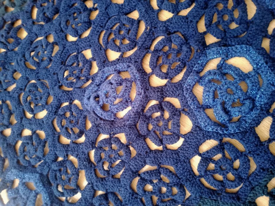 Chusta narzutka trójkątna handmade ręcznie robiona szydełko granatowa