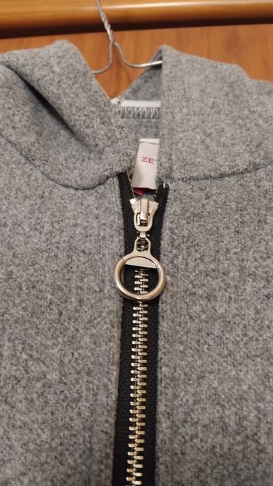 Casaco com plissado atrás e capuz cinza