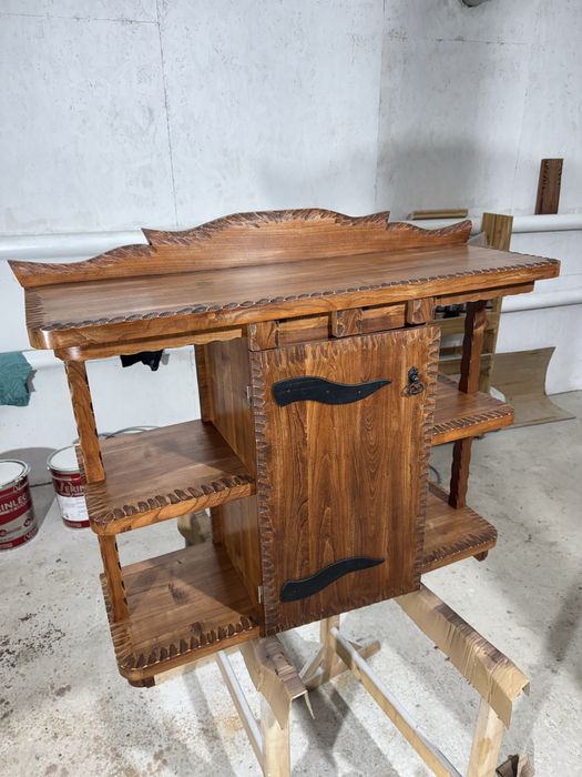 Комод із натурального дерева.