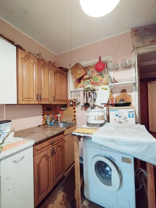 Продаж КІМНАТИ у комунальній кв-рі. вул.Кубанської України,буд.28.