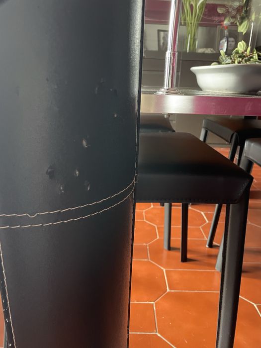 Mesa de jantar com tampo em vidro, equipado com 4 cadeiras