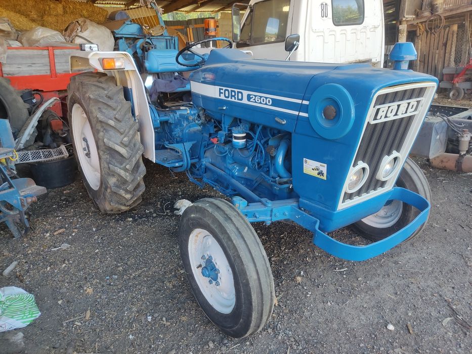 Trator Ford 2600 impecável