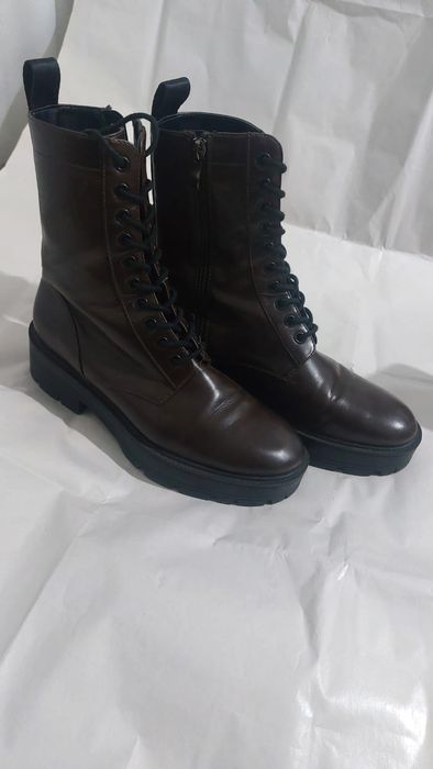 Продам жіночі ботінки.