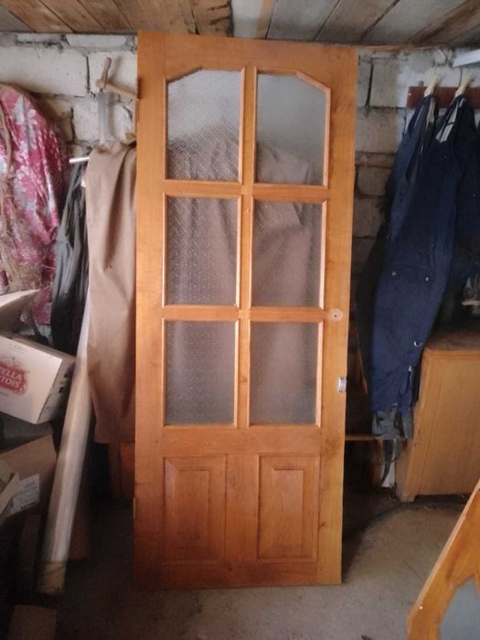 Продам двери межкомнатные дубовые со стеклом, б/у, в отл. состоянии.