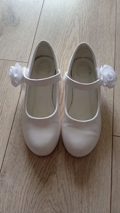Buty białe do komunii