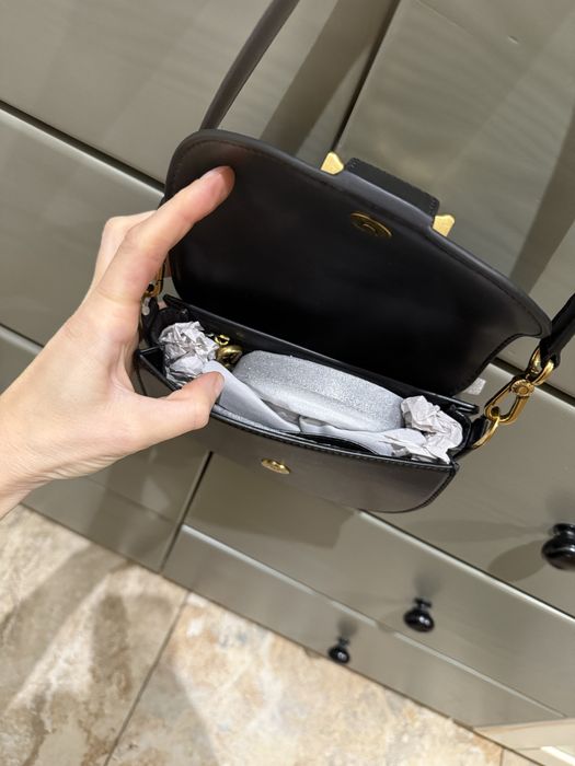 Сумка Gabine Saddle Bag від Charles & Keith