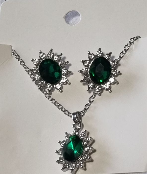 Zestaw biżuterii sztucznej zielonej