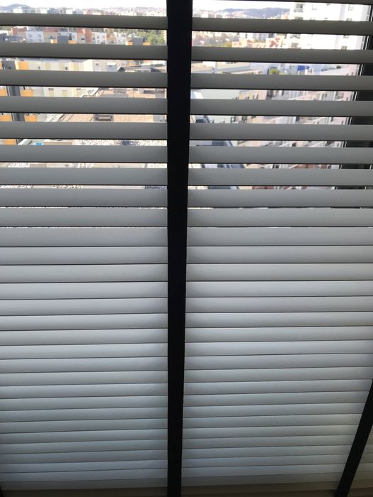 2 Estores Venezianos “Bandalux” em excelente estado.