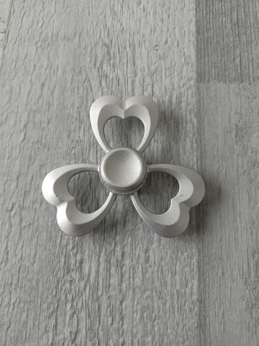 Fidget spinner serce