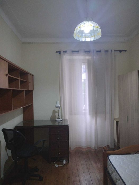 Aluga-se quarto a estudante