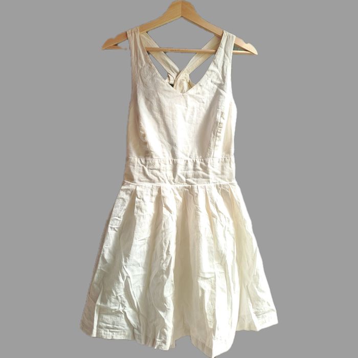 Vestido curto com laço atrás