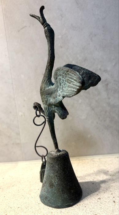Linda campainha / sino de mesa em bronze vintage -reprodução do antigo