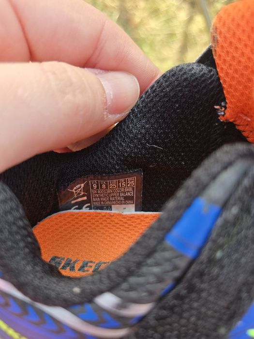 Buty sportowe Skechers, świecące, r. 25.
Elastyczne sznurówki.