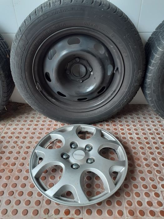 4 Pneus 205/60 R15 Michelin Semi Novos/ 4 Jantes e 4 Tampões
