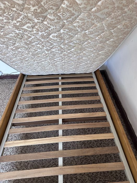 Cama de solteiro em madeira maciça