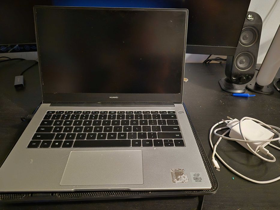 Huawei Matebook D 15 (i5 10th 8/256) + podstawa chłodząca