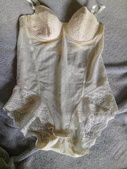 Delikatnie modelujące body koronkowe