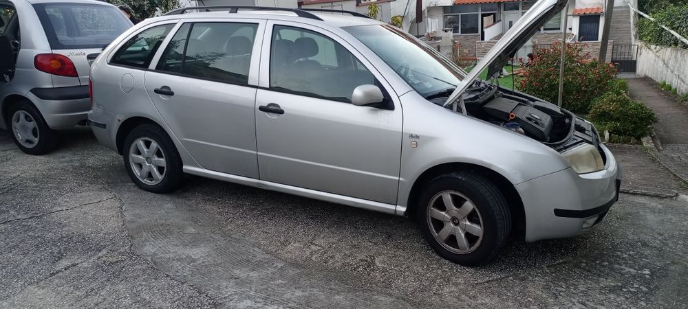 Estou vendendo um Skoda Fabia em excelente estado.