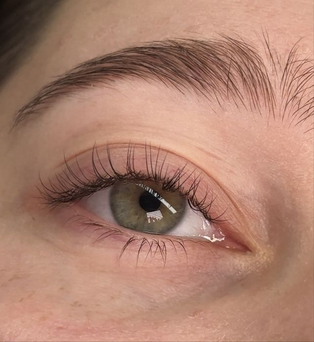 Stylizacja rzęs 1:1 – naturalny efekt | Skarbimierz Osiedle