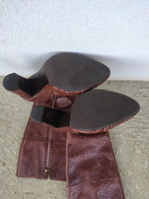Par de botas novas  de senhora em pele de cobra