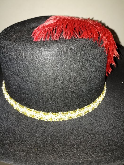 Капелюх шляпа мушкетера з пером чорна