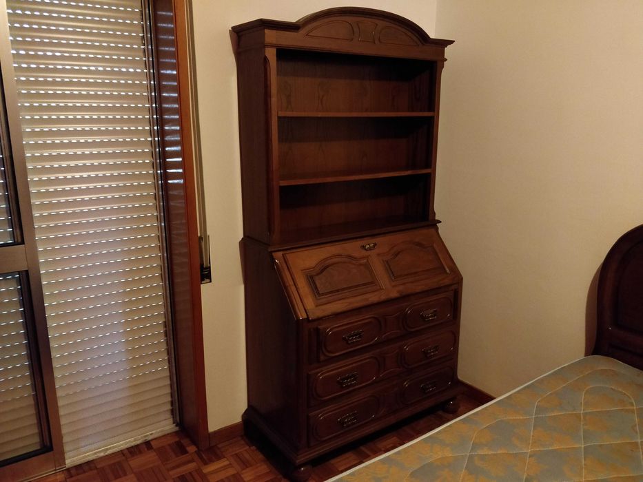 Quarto Completo em Madeira – Cama + Colchão + Roupeiro + Secretária + Mesa de Cabeceira