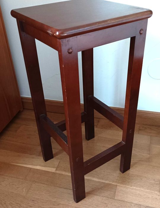 Banco alto em madeira maciça