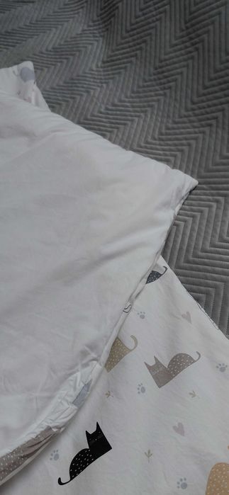 Kołdra i poduszka w kotki dla dziecka