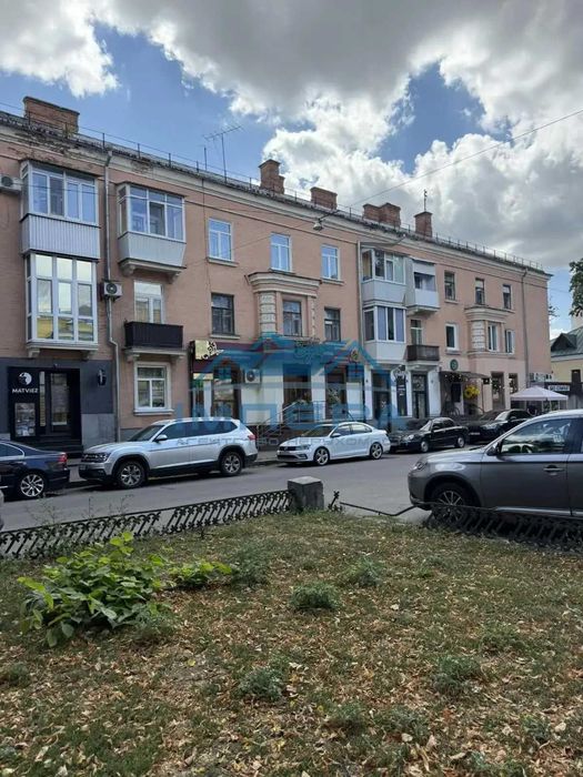 Продаж 3-кімнатної квартири в самому Центрі міста. Сталінка. Цегляний будинок