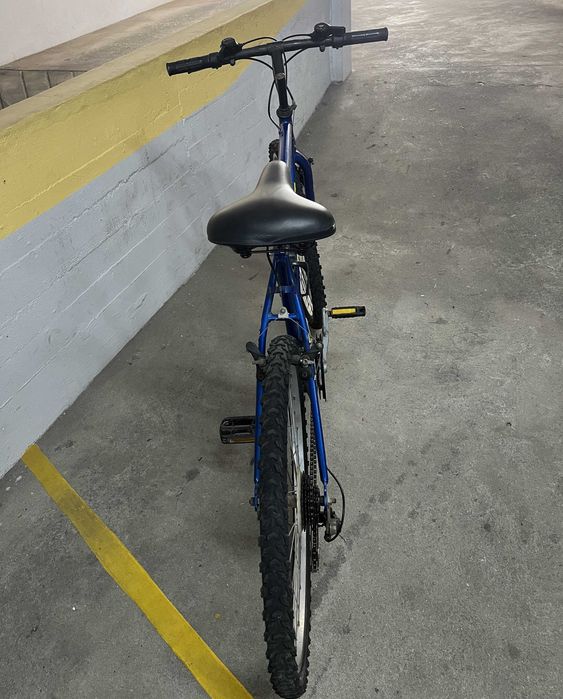 Bicicleta de montanha com cadeado e capacete, estado usado