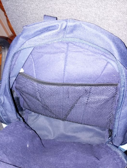 Продам рюкзак темно синього кольору.