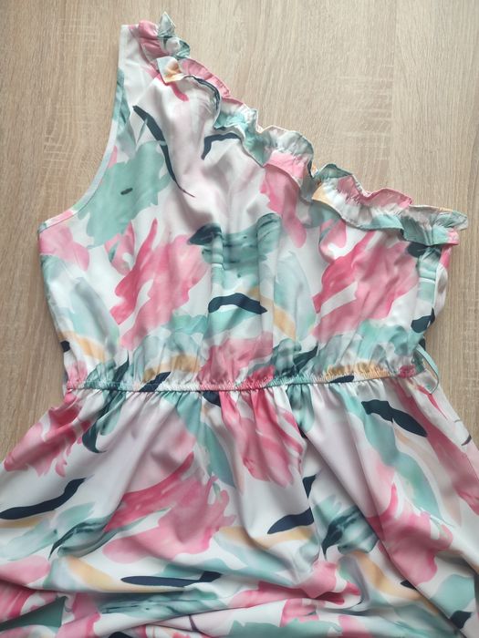 Sukienka na jedno ramię w kwiaty długa z falbanką M