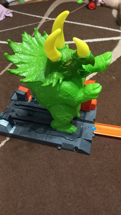 Hot wheels starcie z triceratopsem