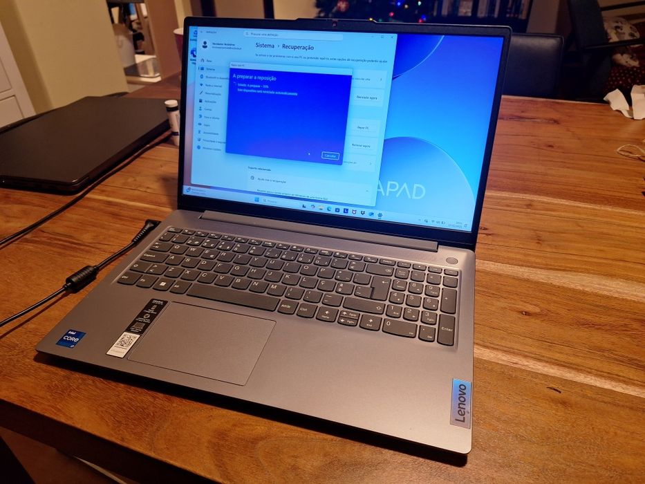 PC Laptop Lenovo IdeaPad Slim 3